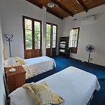Casa Centrica En Rosario Con Cochera Doble
